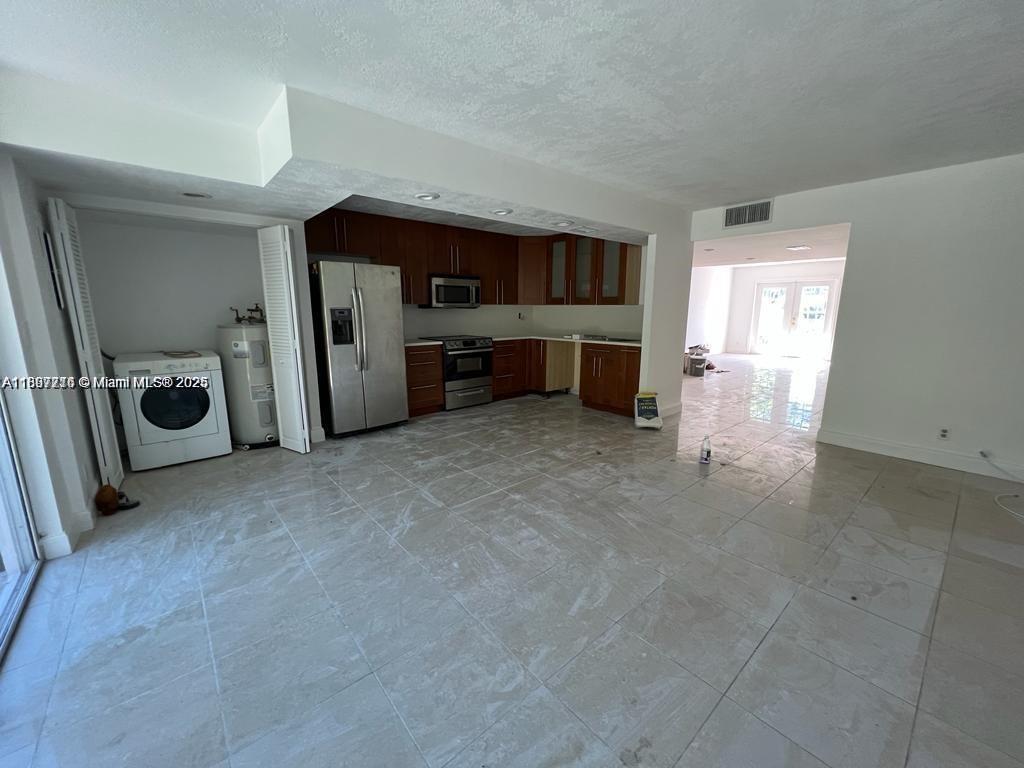 TOWNHOUSES OF VENETIAN PA - Residential Lease