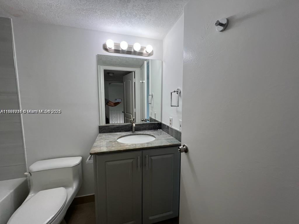 TOWNHOUSES OF VENETIAN PA - Residential Lease