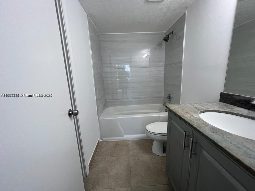 TOWNHOUSES OF VENETIAN PA - Residential Lease