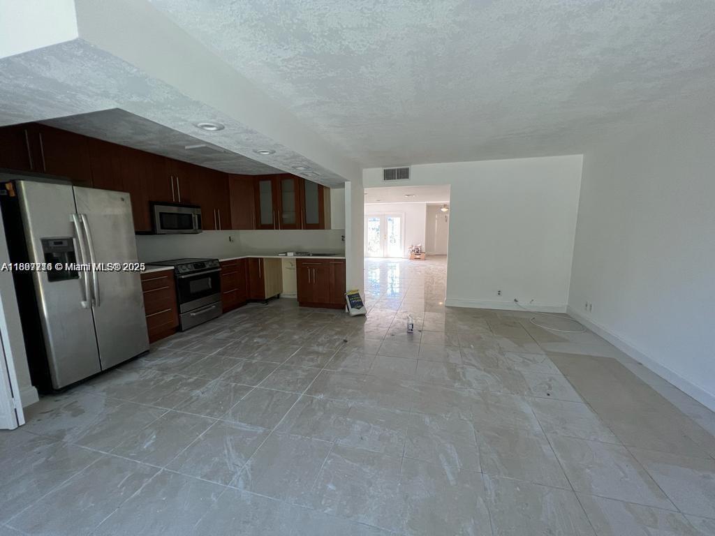TOWNHOUSES OF VENETIAN PA - Residential Lease