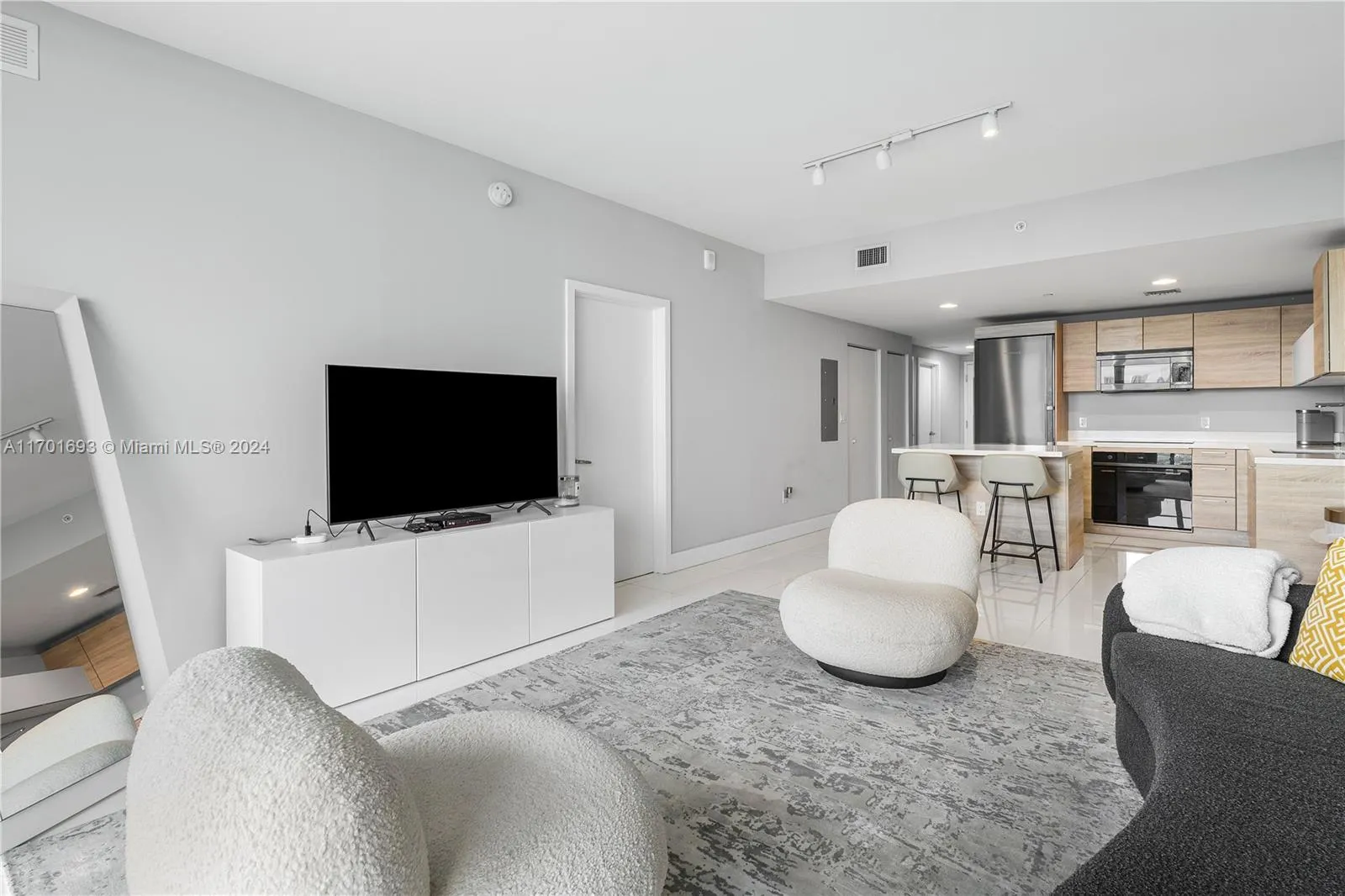 North Miami Beach, Florida 33160, United States, 2 Bedrooms Bedrooms, ,2 BathroomsBathrooms,Residential,Pending,29646