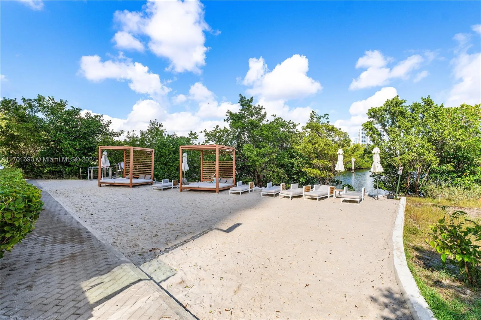 North Miami Beach, Florida 33160, United States, 2 Bedrooms Bedrooms, ,2 BathroomsBathrooms,Residential,Pending,29646