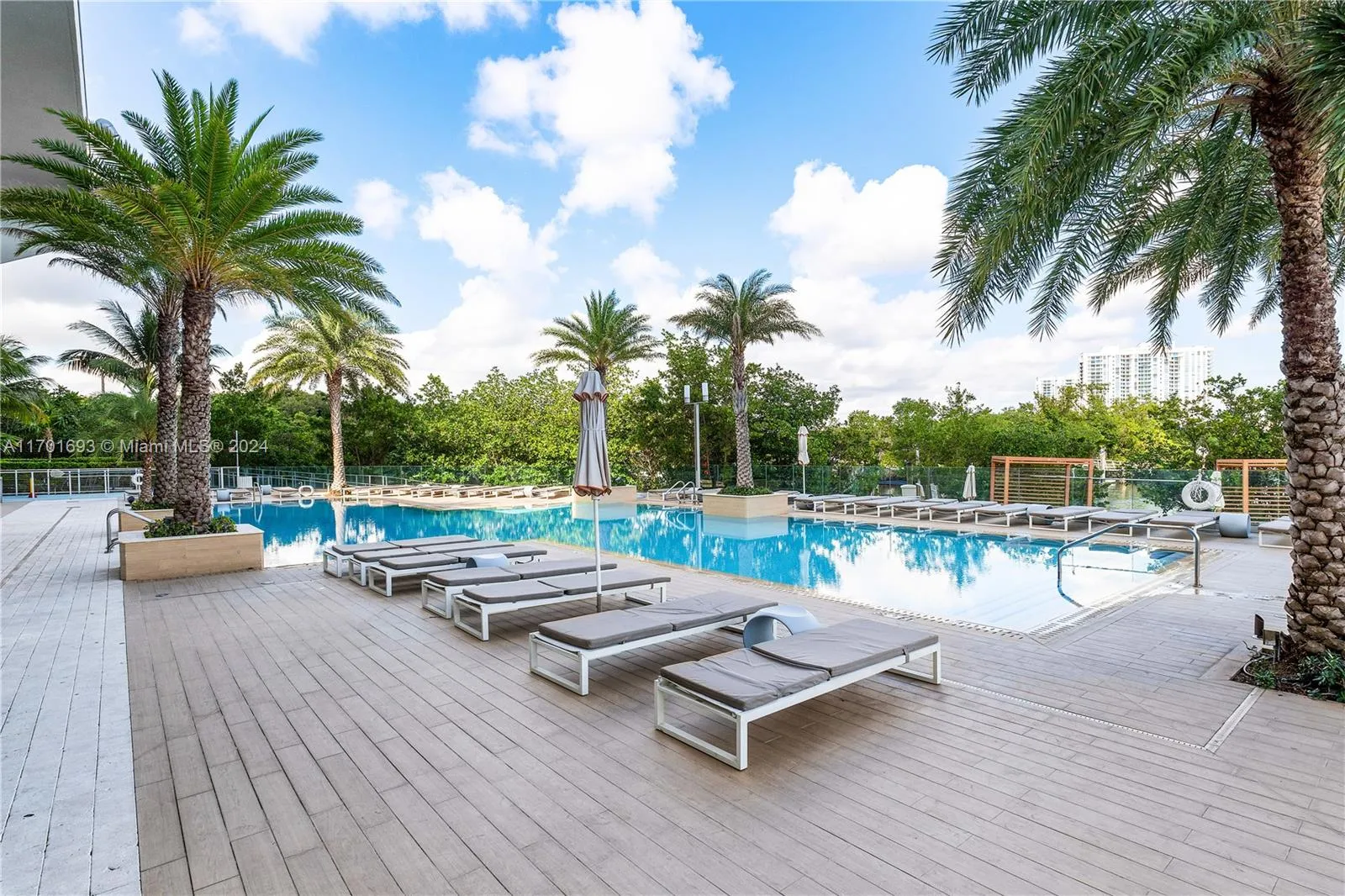 North Miami Beach, Florida 33160, United States, 2 Bedrooms Bedrooms, ,2 BathroomsBathrooms,Residential,Pending,29646