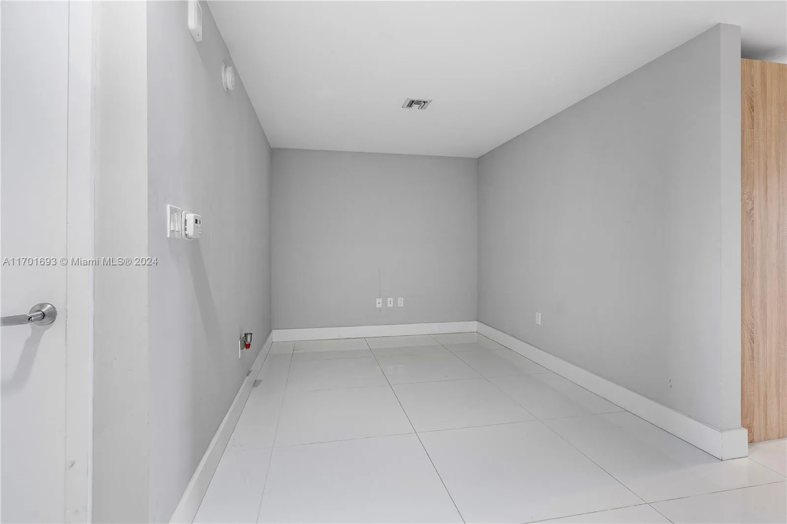 North Miami Beach, Florida 33160, United States, 2 Bedrooms Bedrooms, ,2 BathroomsBathrooms,Residential,Pending,29646