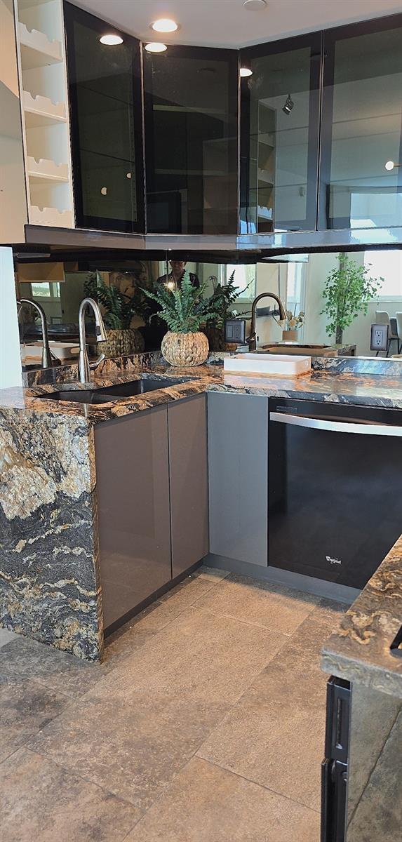 300 S Pointe Dr 908