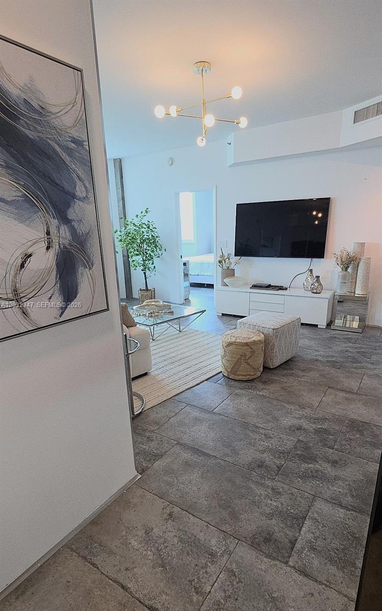 300 S Pointe Dr 908
