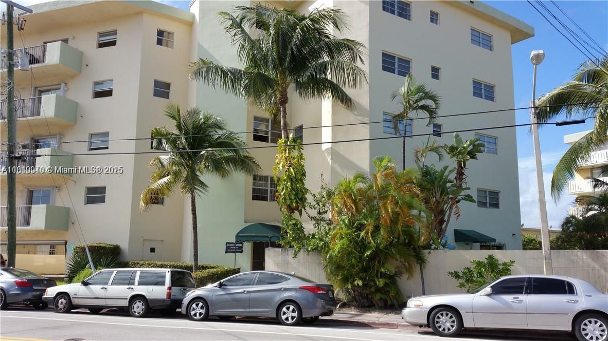 Beautiful completly remodeled condominium with modern bathrooms, polished concrete and ceramic floors throughout. Open concept kitchen with stailess steel appliances. Spacious walking closet and balcony. Impact windows and doors. Gated assigned covered parking. Pool and laundry facility on site. Property is just few blocks from the beach, the city park, restaurants, and stores.
SHOWINGS WILL START ON FRIDAY, AUGUST 15