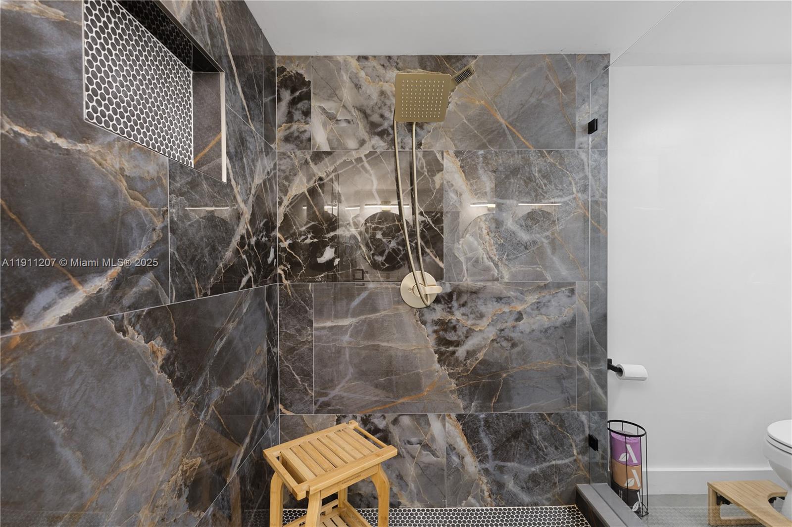 TOWERS OF QUAYSIDE CONDO - Residential