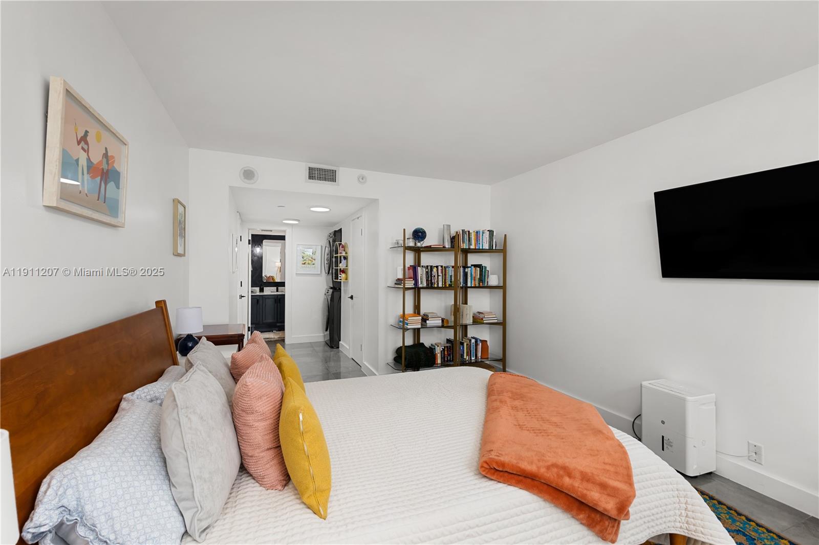 TOWERS OF QUAYSIDE CONDO - Residential