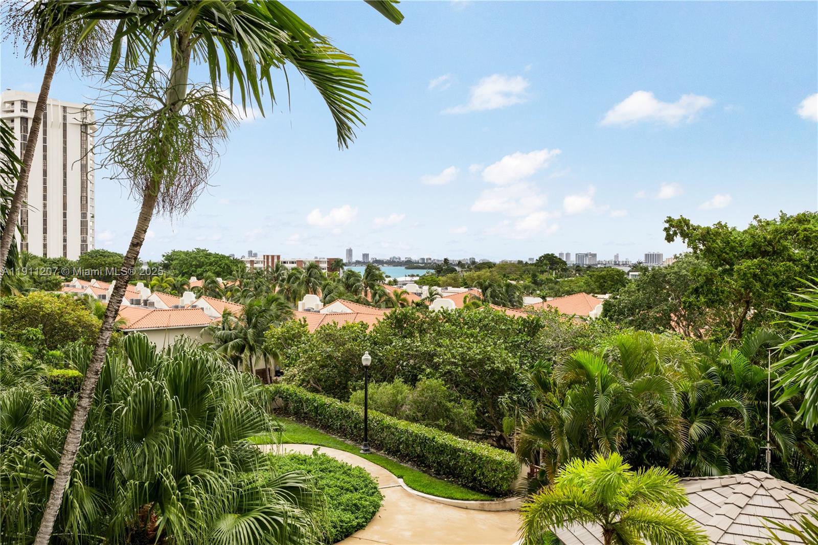 TOWERS OF QUAYSIDE CONDO - Residential