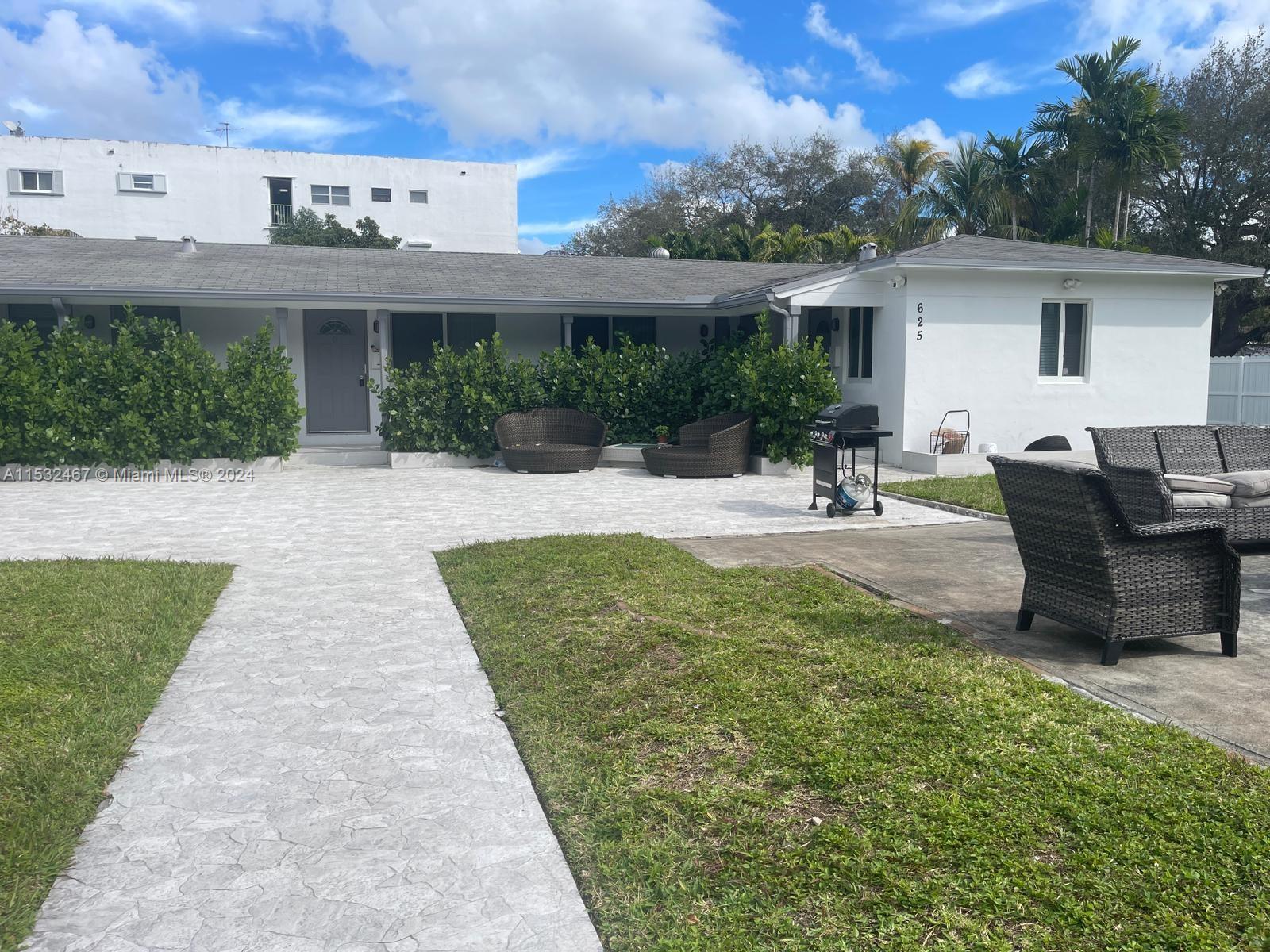 Available for rent immediately.  Efficiency unit, located next to Young Circle Park, right in the heart of Downtown Hollywood. washer and dryer located on the premises rent including water.