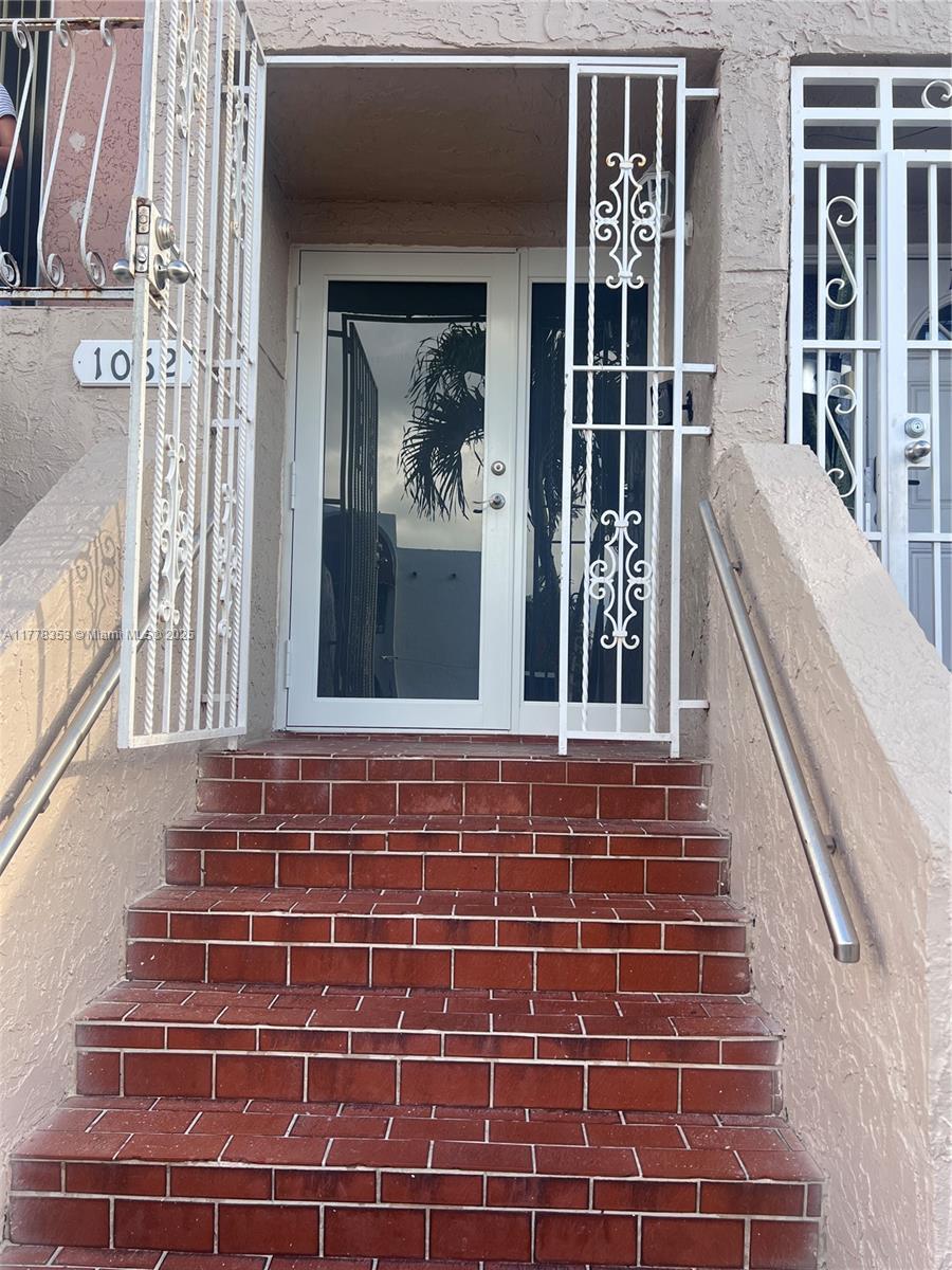 Rental Property at 1062 W 42nd Pl 41, Hialeah, Miami-Dade County, Florida - Bedrooms: 3 
Bathrooms: 3  - $3,100 MO.