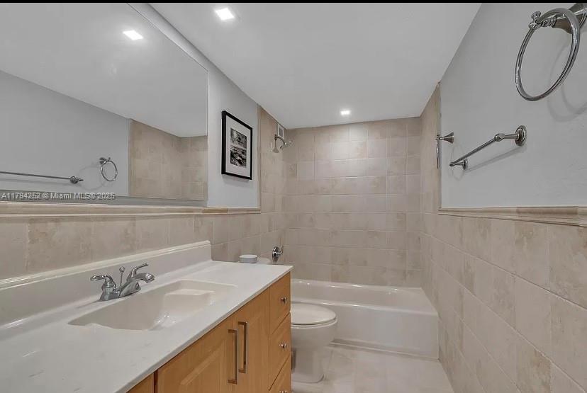THE CARRIAGE HOUSE CONDO - Residential