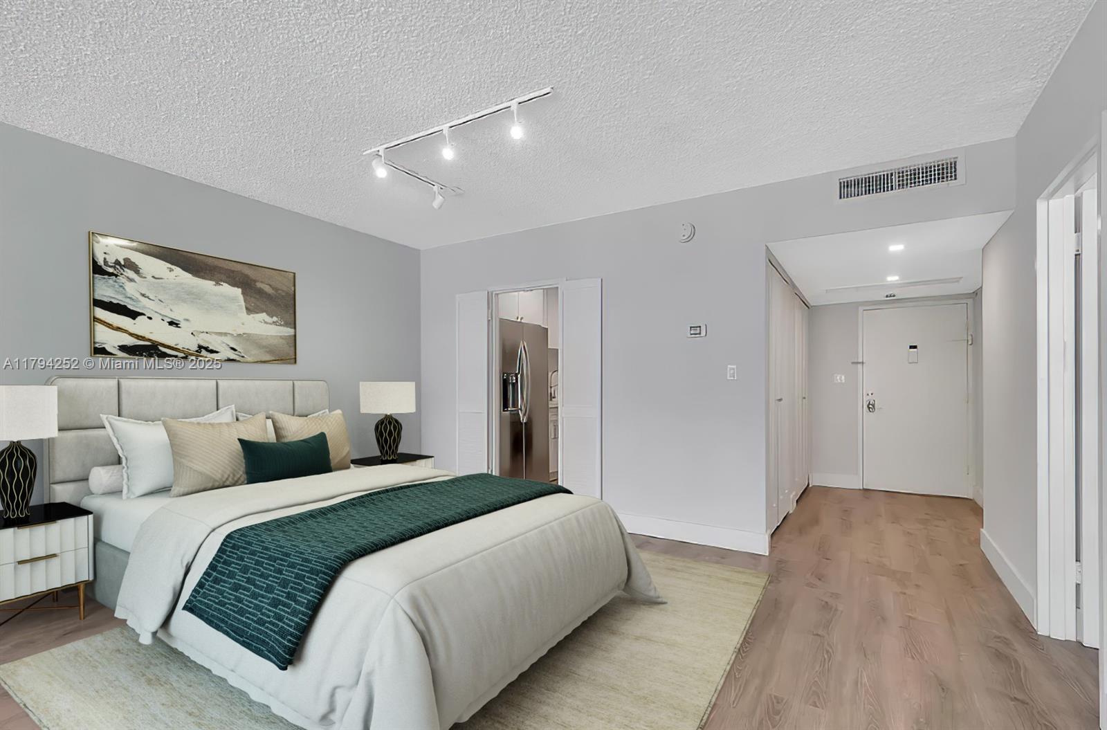 THE CARRIAGE HOUSE CONDO - Residential