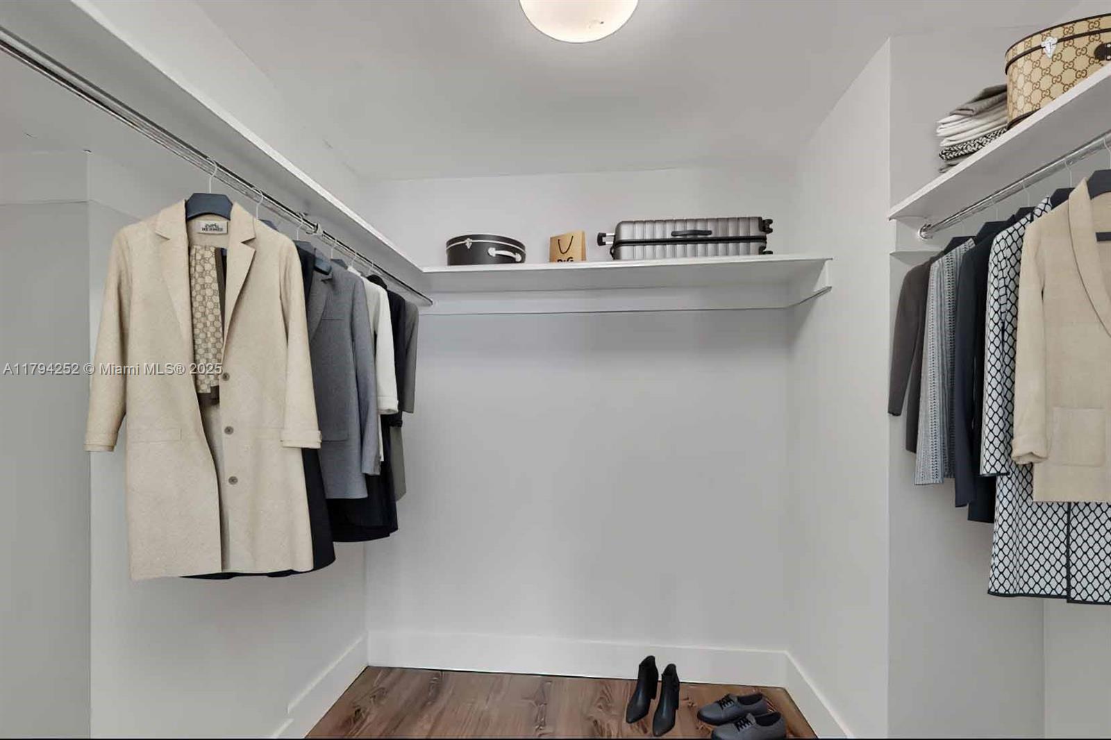THE CARRIAGE HOUSE CONDO - Residential