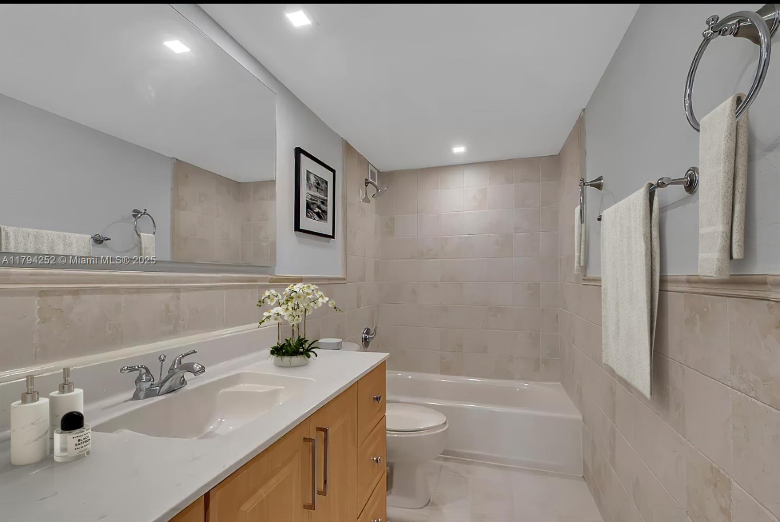 THE CARRIAGE HOUSE CONDO - Residential