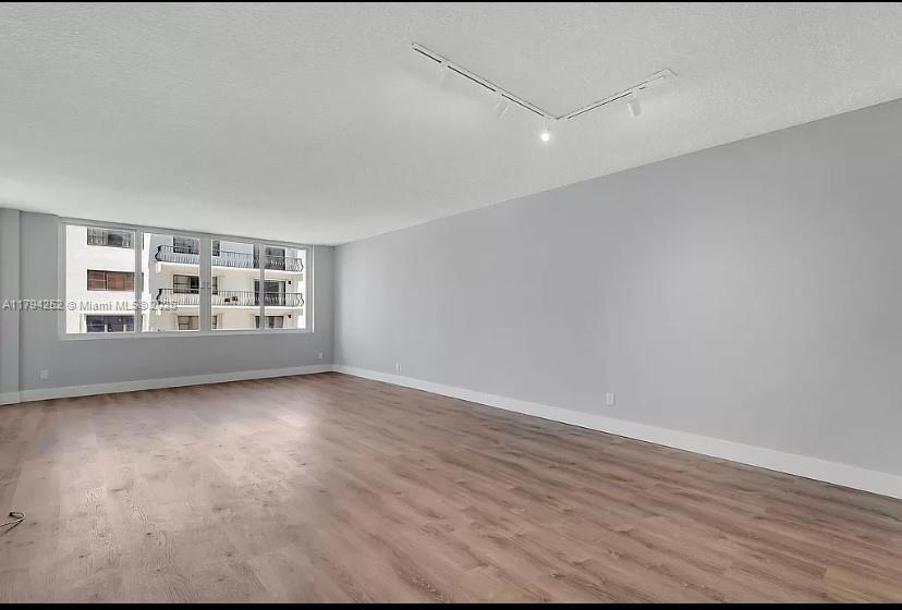 5401 Collins Ave 411