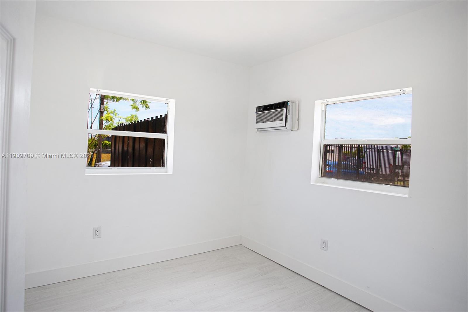 SUNSHINE PARK - Residential Lease