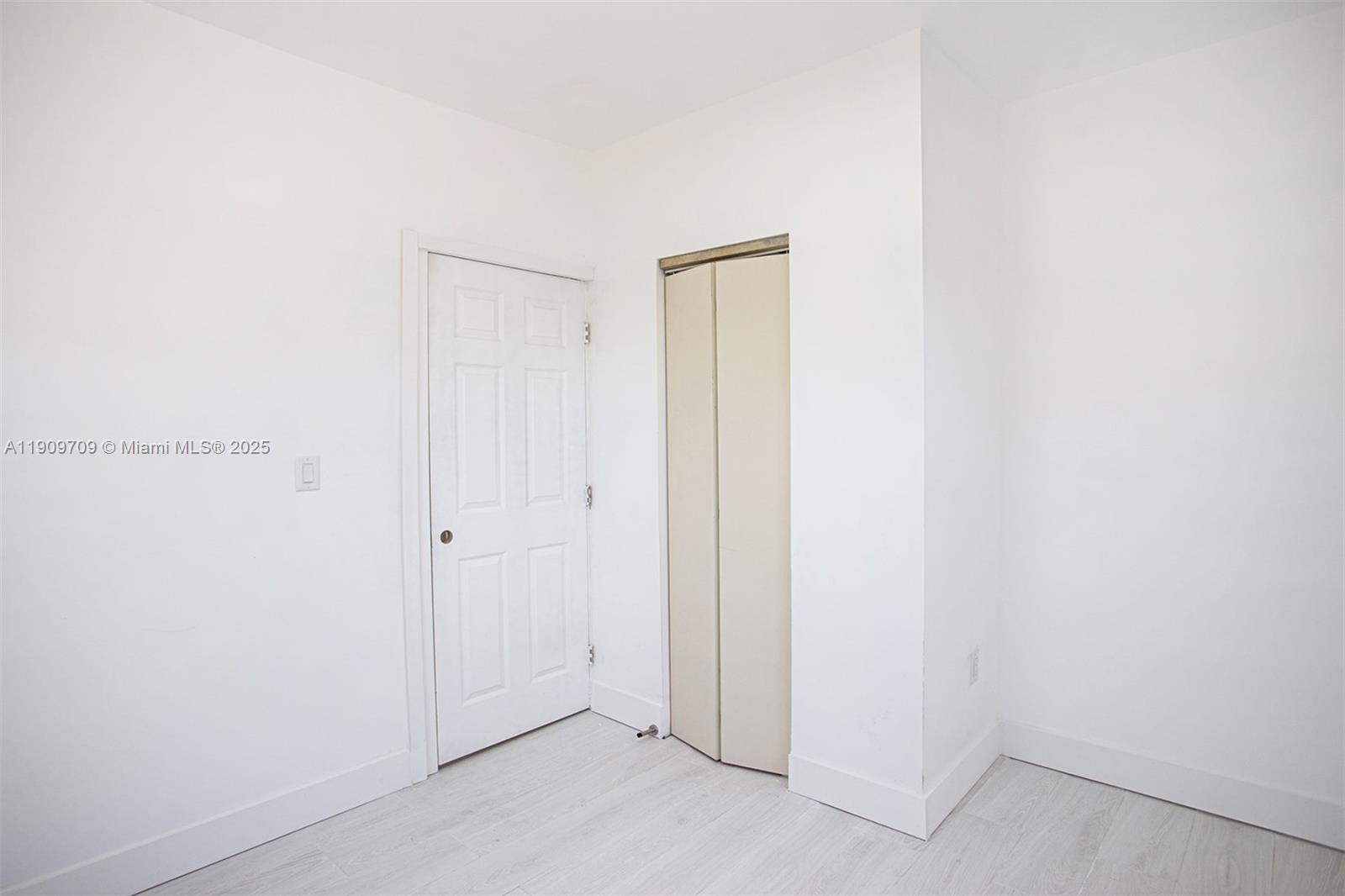 SUNSHINE PARK - Residential Lease