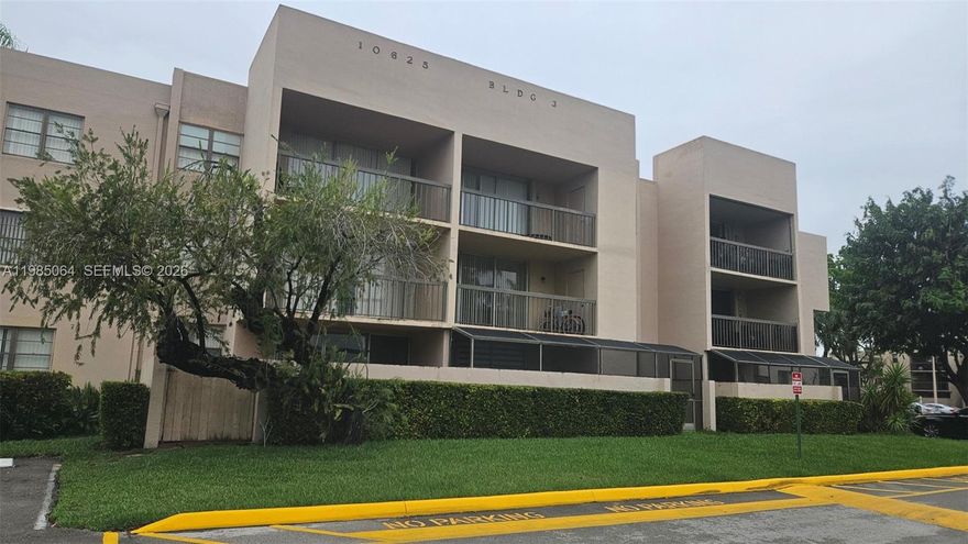 OUTSTANDING PROPERTY !!! SPACIOUS AND CENTRALLY LOCATED NEAR EXPRESSWAYS AND RIGHT ACROSS FROM MDC SOUTH CAMPUS !! ALL TILED UP, PLENTY OF GUEST PARKING, VACANT AND EASY TO SHOW