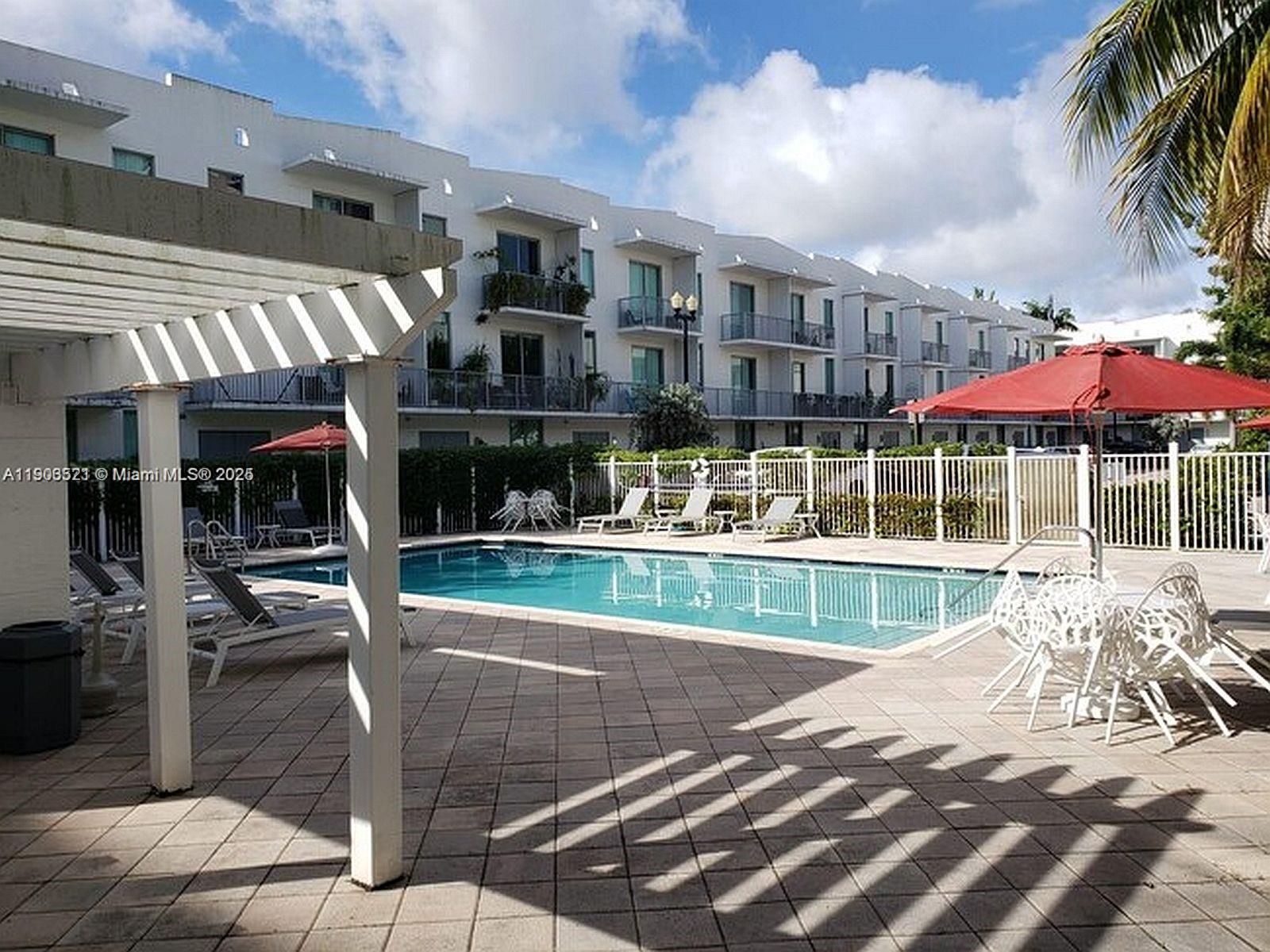 HOLLYWOOD LITTLE RANCHES - Residential
