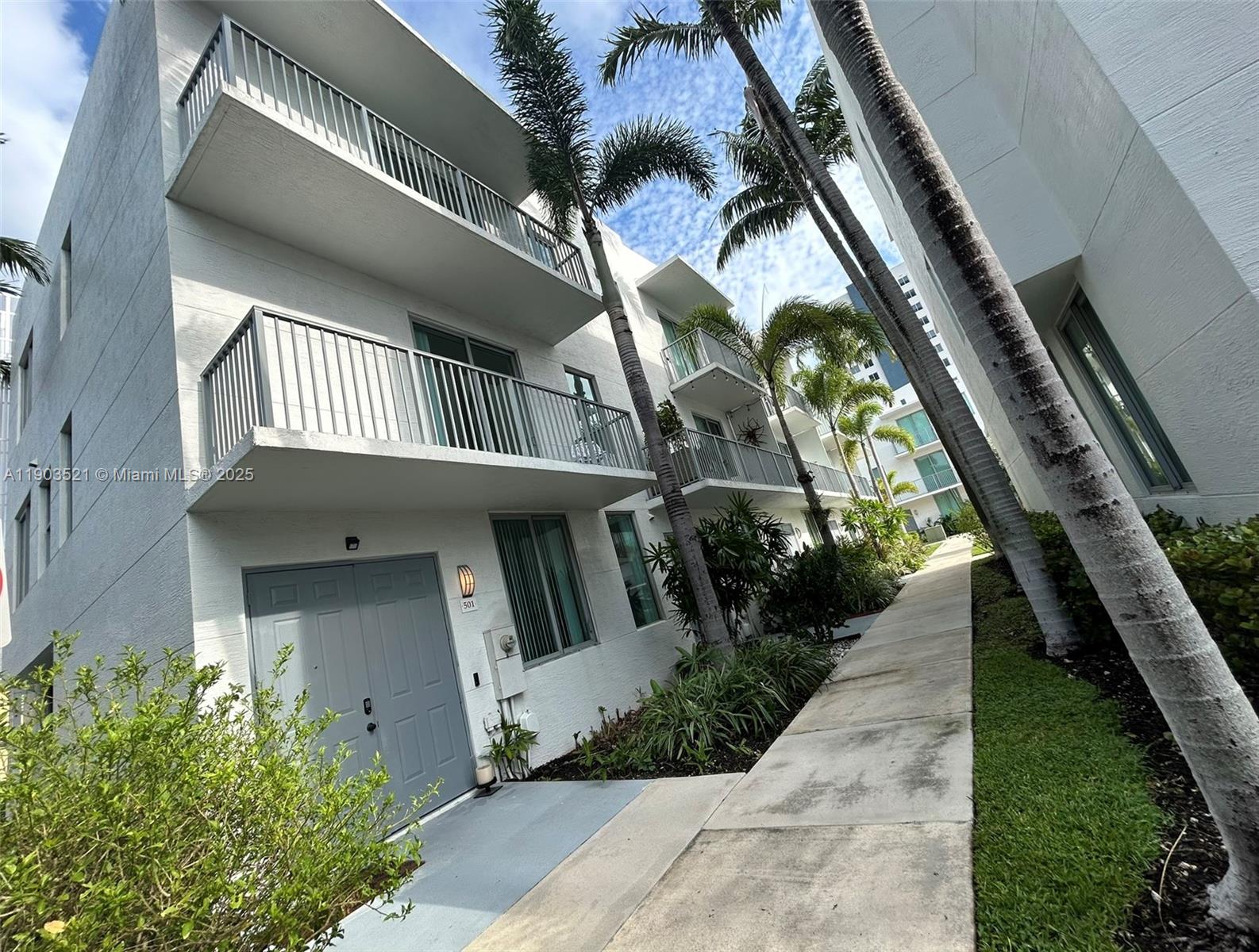 HOLLYWOOD LITTLE RANCHES - Residential