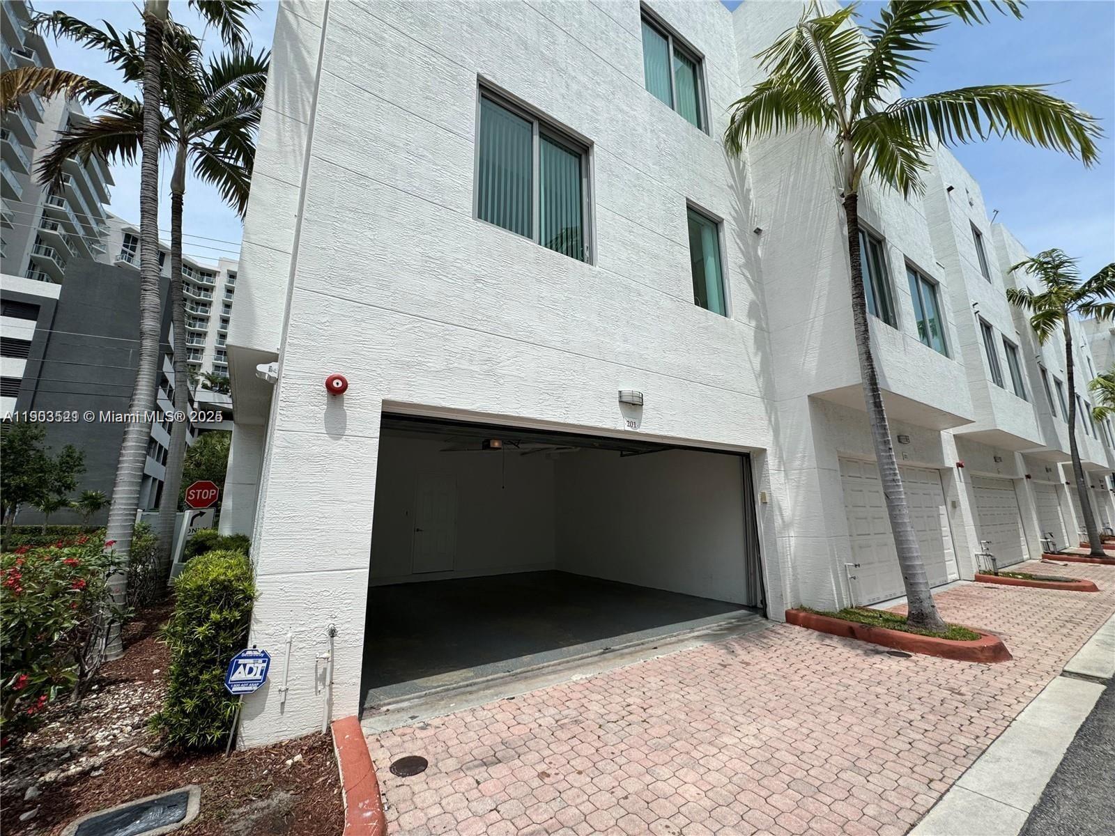 HOLLYWOOD LITTLE RANCHES - Residential