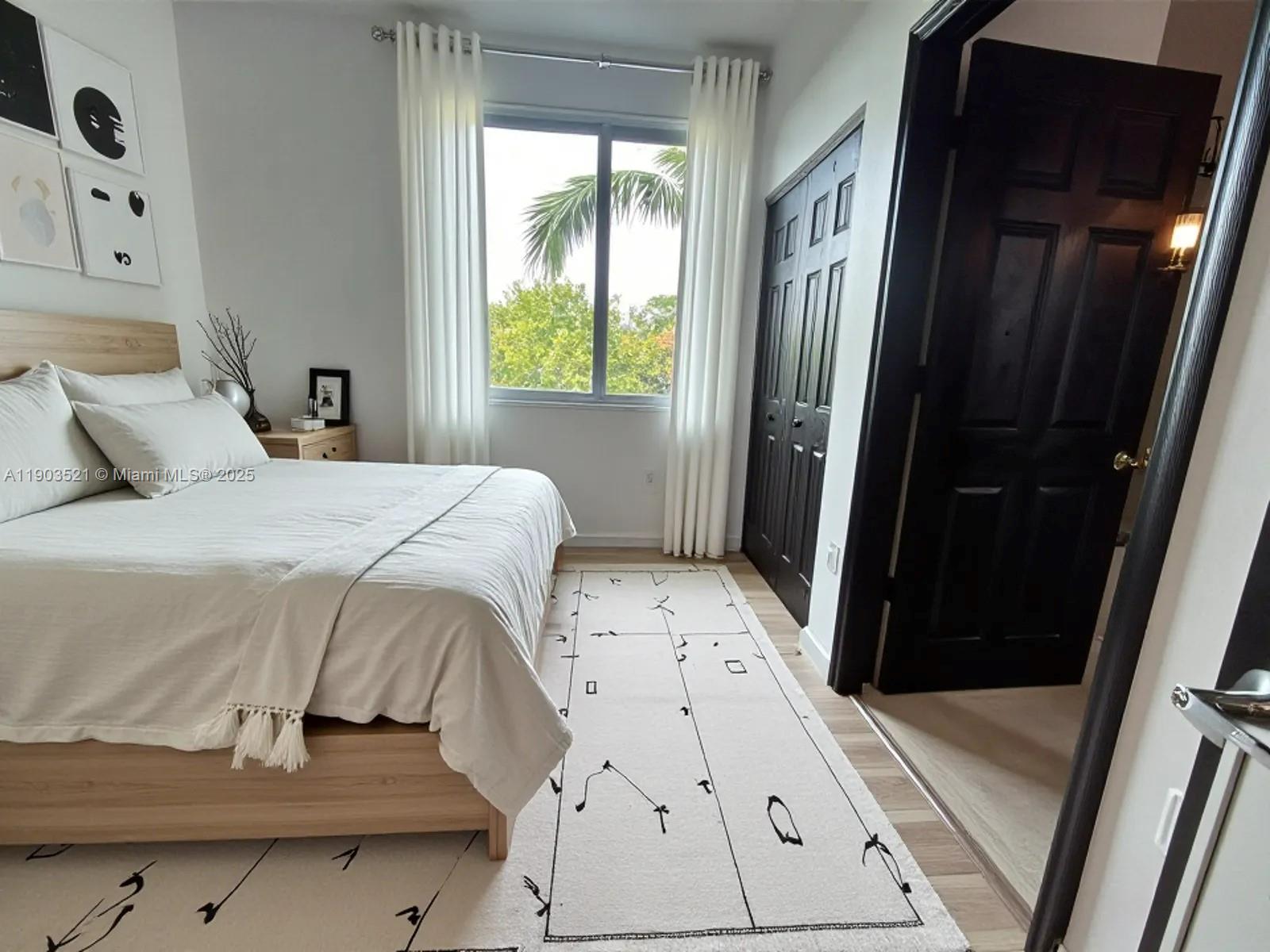 HOLLYWOOD LITTLE RANCHES - Residential