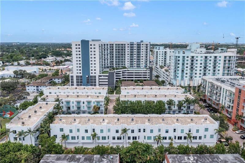 HOLLYWOOD LITTLE RANCHES - Residential