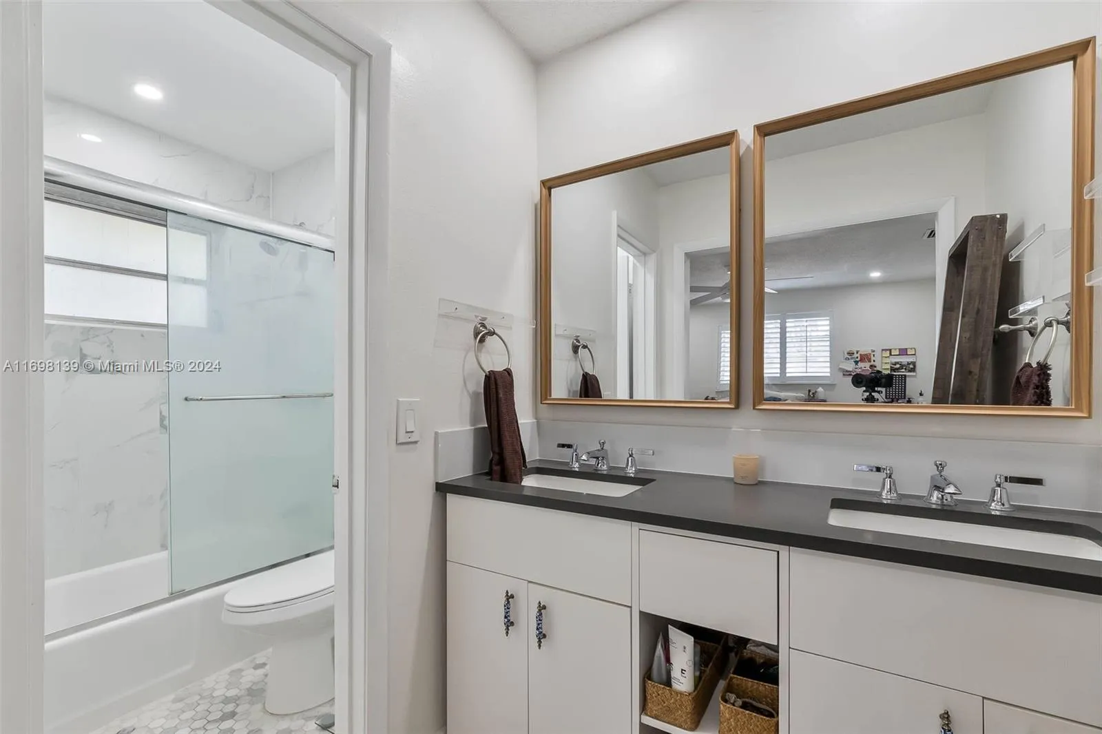 Coral Gables, Florida 33146, United States, 3 Bedrooms Bedrooms, ,2 BathroomsBathrooms,Residential,Pending,30995