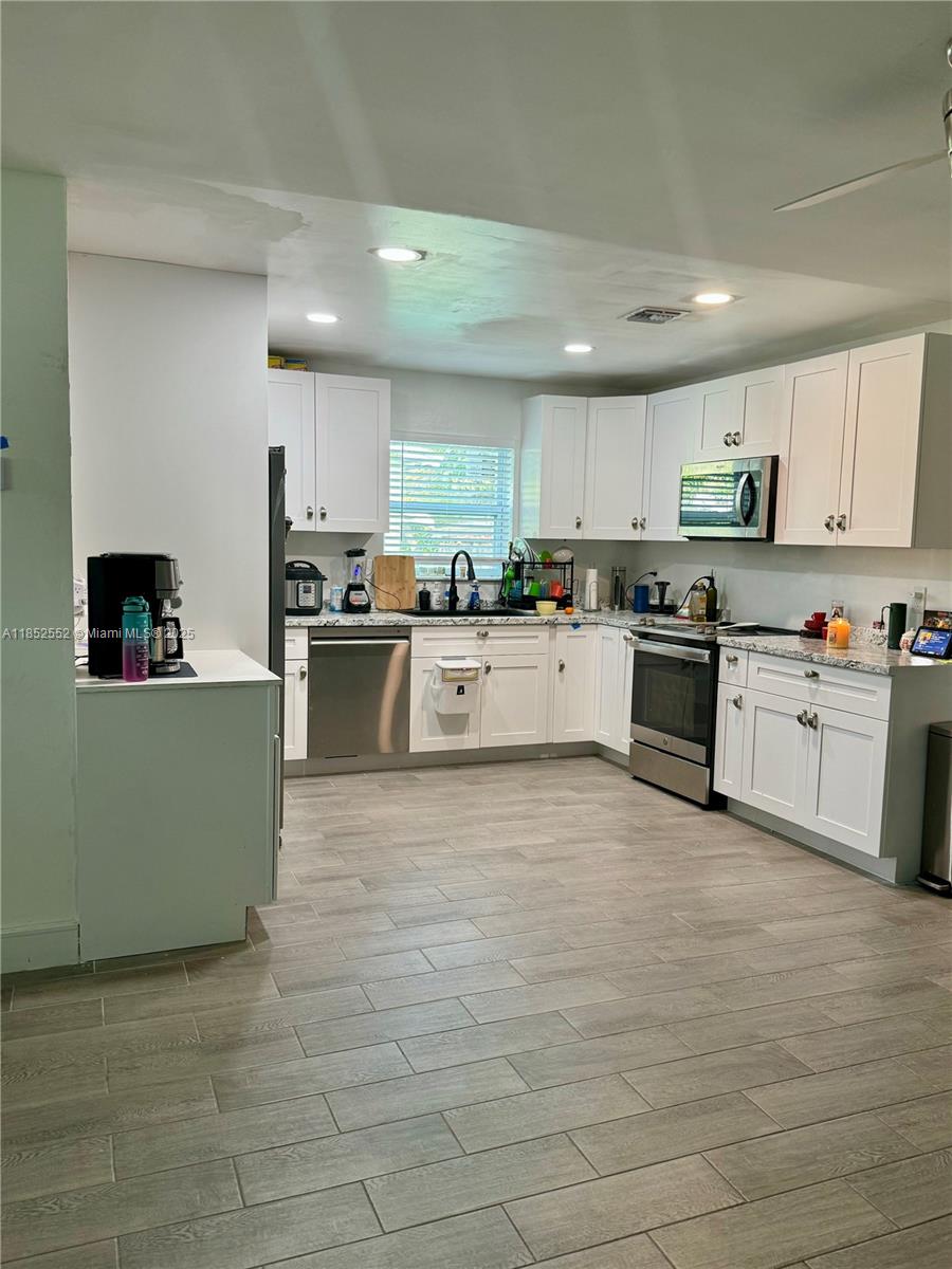 Remodel Single Family 3/2 in the heart of Deerfield Beach!!
Immaculate Single Family 3 bedrooms, 2 baths. Home features renovated wood kitchen cabinets, new appliances. Washer dryer inside de unit. Open floor plan, Impact windows, Ceramic flooring throughout. Best of all Not HOA!!
Housing voucher program section 8 accepted.