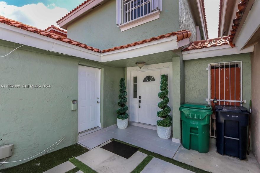 Remodeled efficiency by  calle ocho and 107 Ave, brand new appliances. 1 parking space. 
Ideal for FIU students.