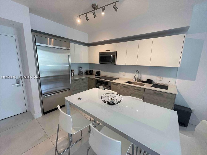 SUPERB/ULTRA MODERN 1 BED 1 BATH CONDO. BEDROOM AND LIVING ROOM LEAD OUT TO A SPACIOUS BALCONY WITH UNOBSTRUCTED BAY VIEWS, AMPLE CLOSET SPACES, TOP OF THE LINE KITCHEN APPLIANCES AND BATHROOM WITH SEPARATE TUB AND SHOWER. 24 HOUR CONCIERGE AND VALET SERVICE, FAMILY AREAS, SKY DECK WITH POOL, LUXURY SPA AND STEAM ROOM, FULLY EQUIPPED TECH SAVVY FITNESS CENTER, BUSINESS LOUNGE AND MORE