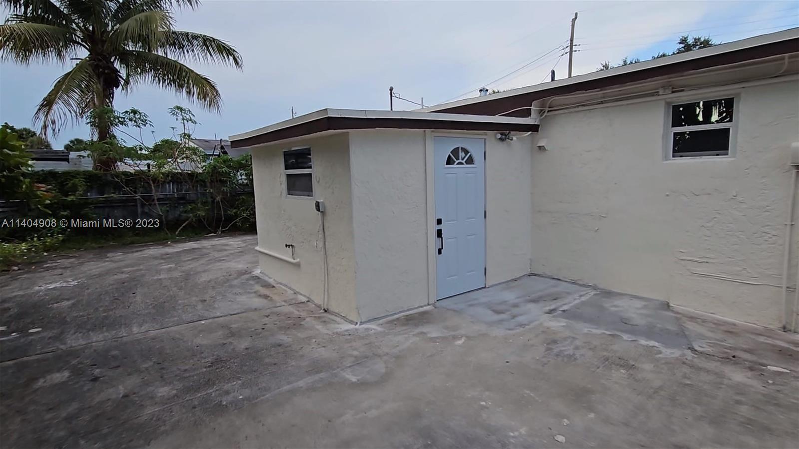 Beautifully updated 1 bedroom bath with a tastefully done kitchen and bathroom. Enjoy your large private drive way and gate as well as your own entrance. Don't miss out on this beautiful unti in a beautiful neighborhood. Electrical and water included.