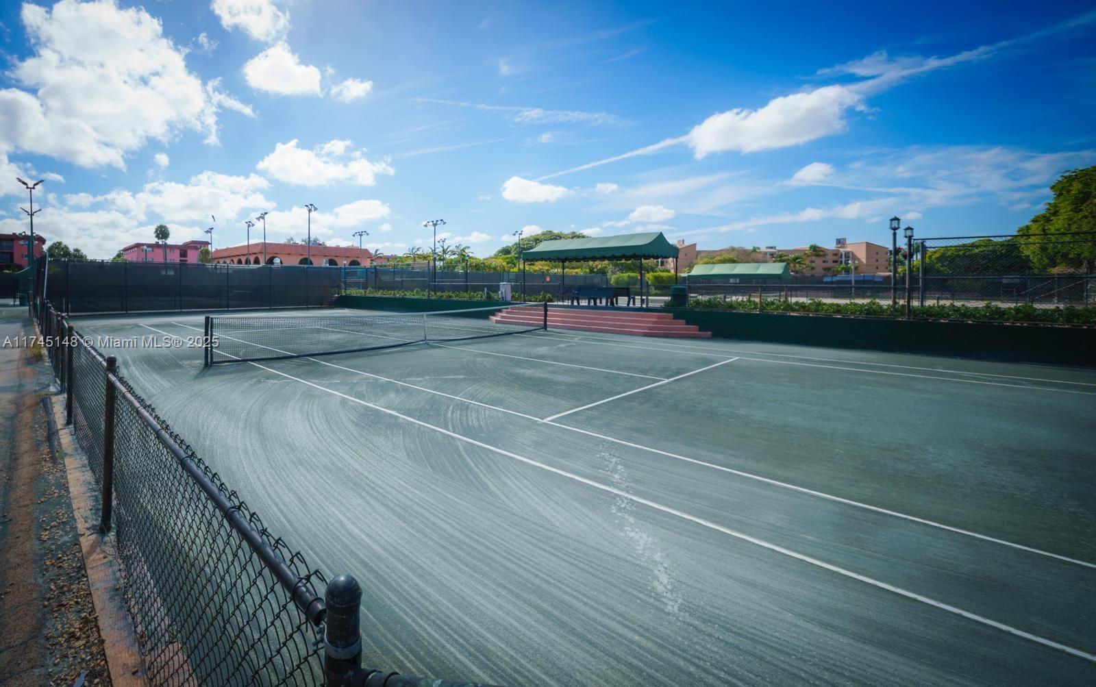 TENNIS CLUB WINGFIELD CON - Residential