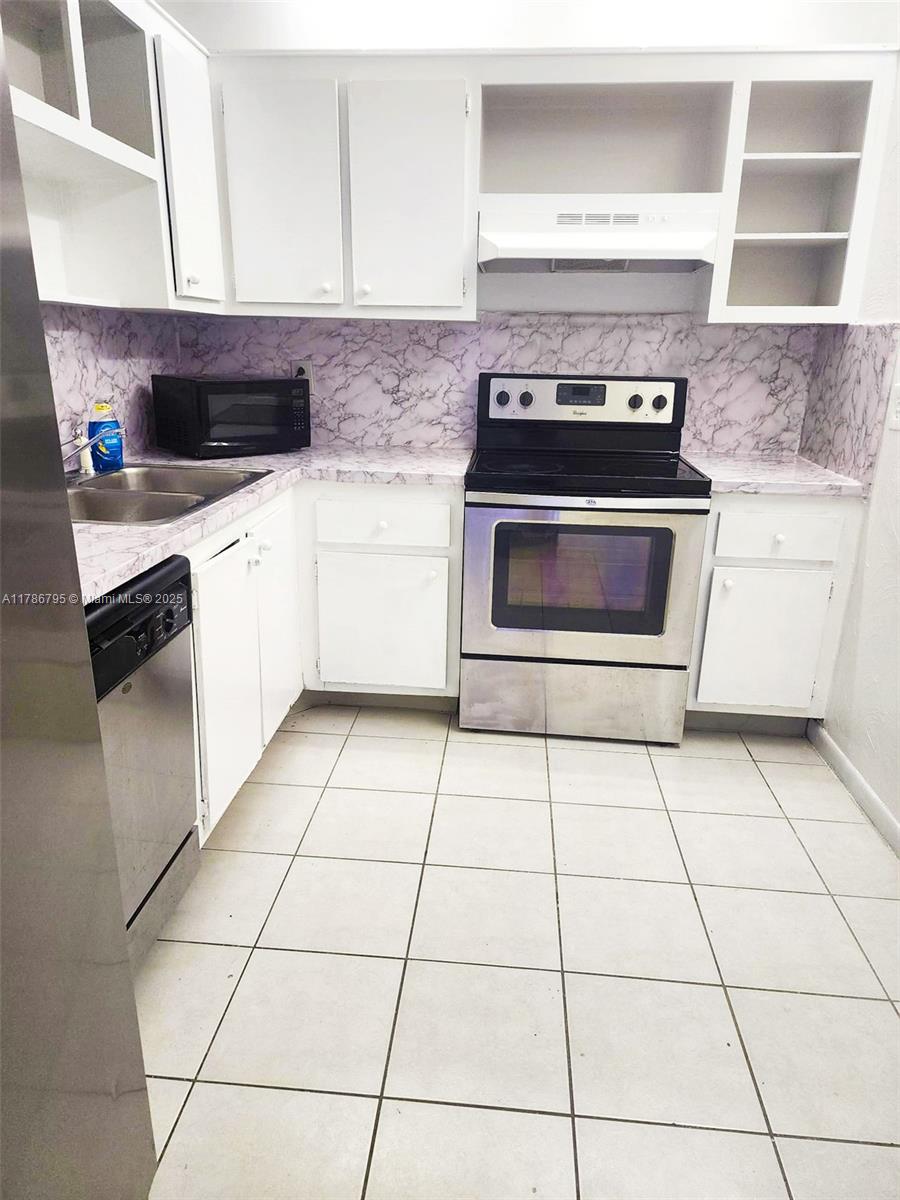 Property for Sale at 901 Hillcrest Dr 211, Hollywood, Broward County, Florida - Bedrooms: 1 
Bathrooms: 2  - $165,000