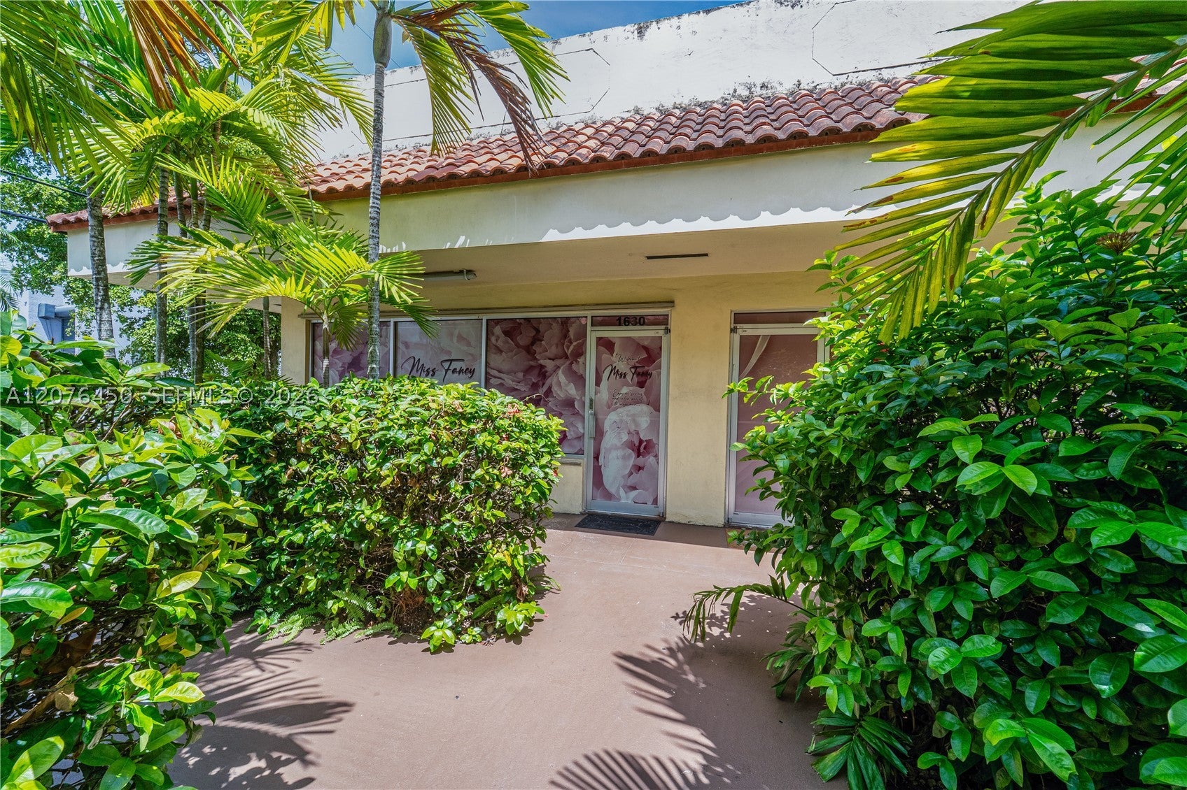 1600 W 38th Pl