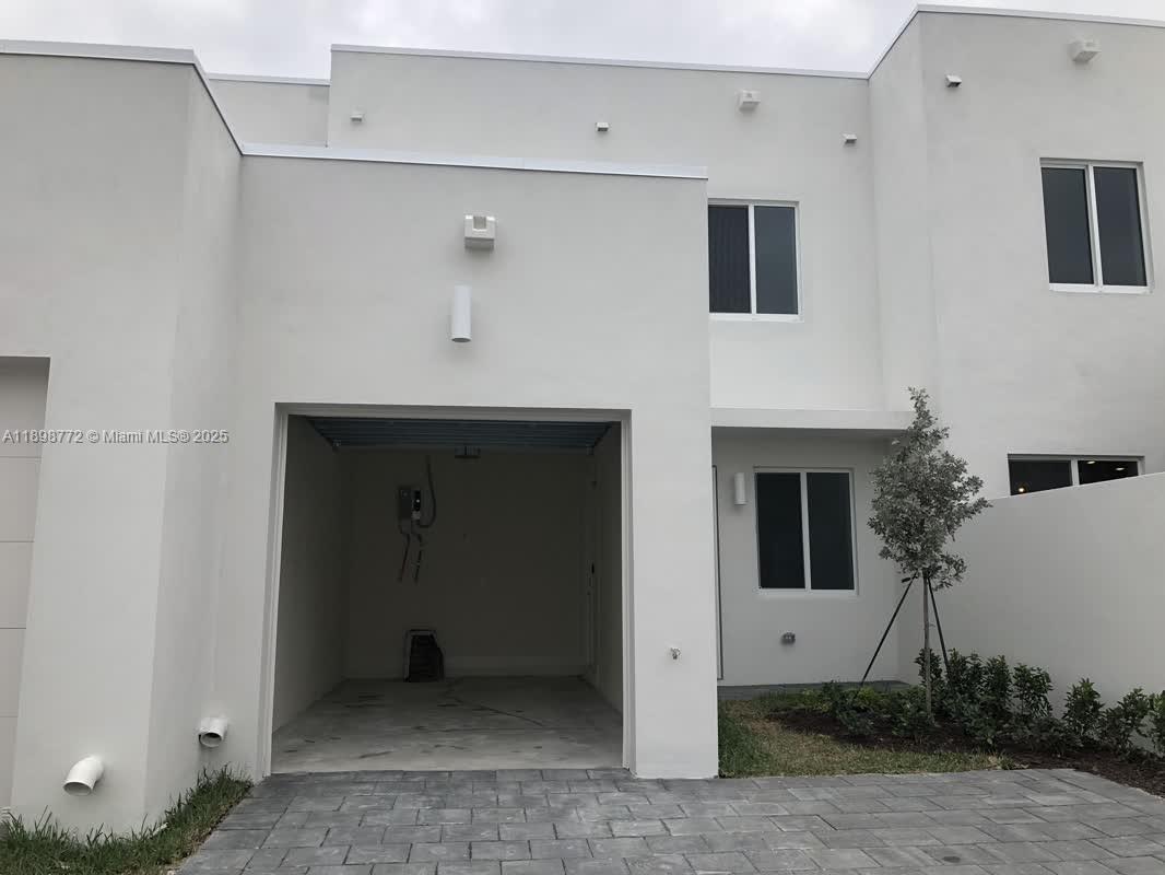 LANDMARK AT DORAL CENTRAL - Residential Lease