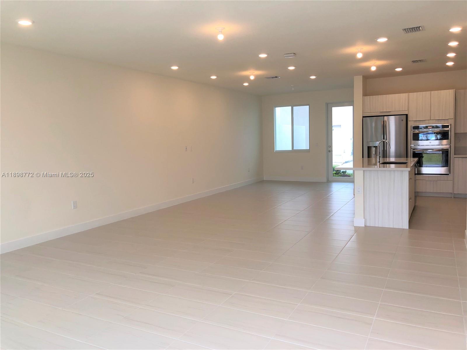 LANDMARK AT DORAL CENTRAL - Residential Lease