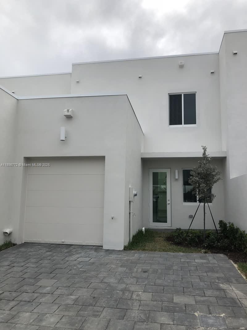 LANDMARK AT DORAL CENTRAL - Residential Lease