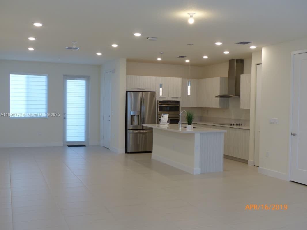 LANDMARK AT DORAL CENTRAL - Residential Lease