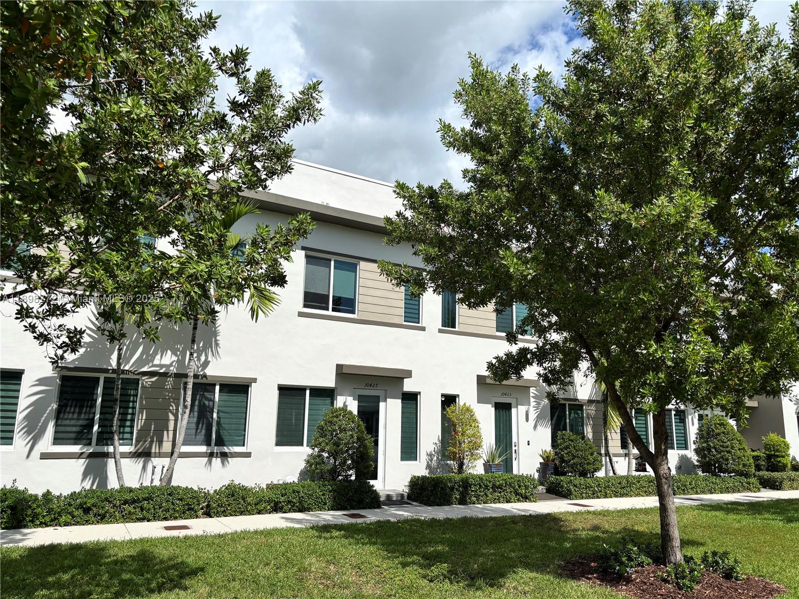 LANDMARK AT DORAL CENTRAL - Residential Lease