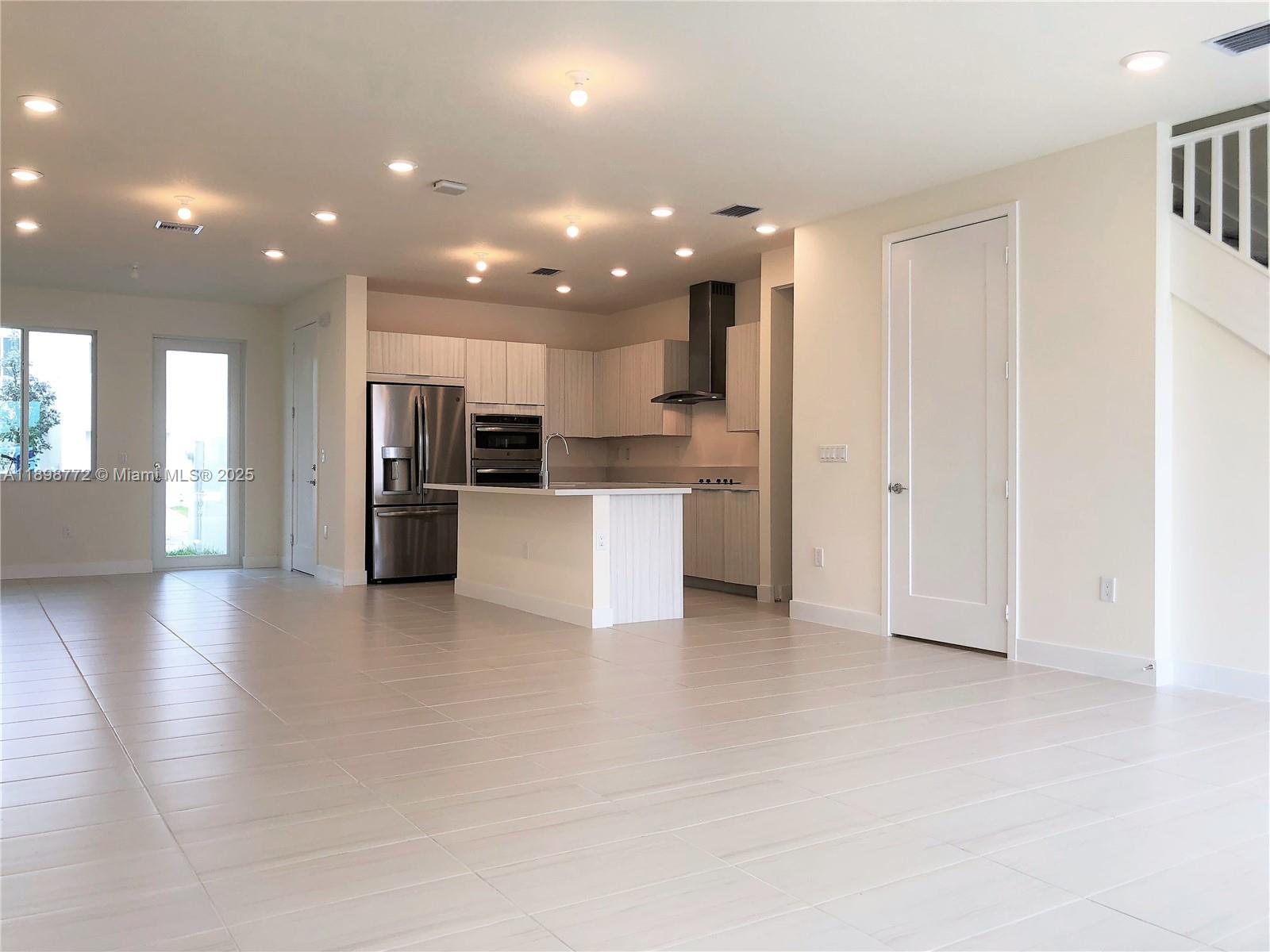 LANDMARK AT DORAL CENTRAL - Residential Lease