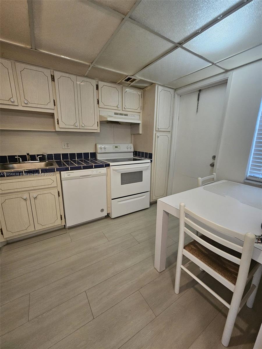 PALM-AIRE COUNTRY CLUB CO - Residential Lease