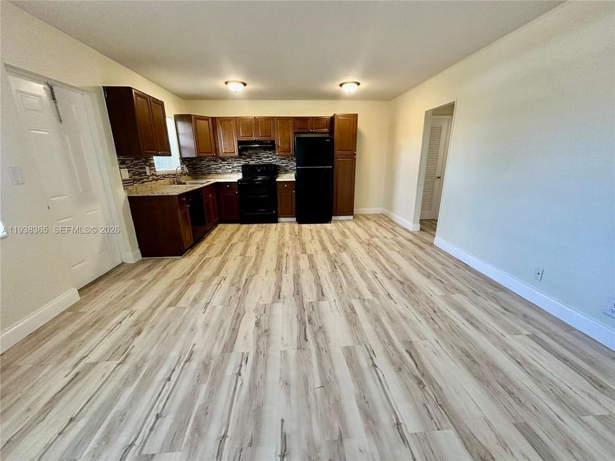 Charming and cozy one-bedroom apartment in a prime central location, just minutes from the beaches. Highlights include brand-new flooring throughout, a new refrigerator and stove, an on-site laundry facility, a swimming pool, and a designated parking space. Enjoy the added advantages of no HOA fees and a streamlined approval process.