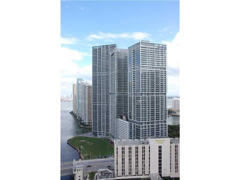 Available on June 30, 2015. AMAZING UNIT AT ICON BRICKELL! BEAUTIFUL AMENITIES & VIEWS, WALKING DISTANCE TO TOP RESTAURANTS & SHOPS. A MUST SEE! Equal Housing Opportunity.