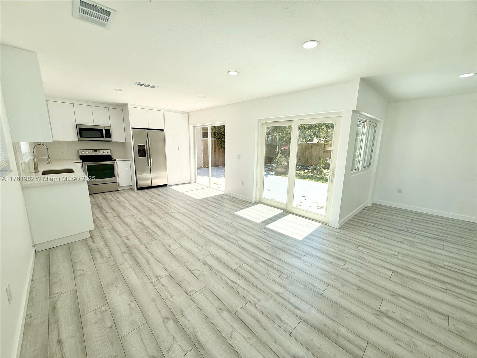 12410 Sw 203rd St, Miami, Broward County, Florida - 3 Bedrooms  
2 Bathrooms - 