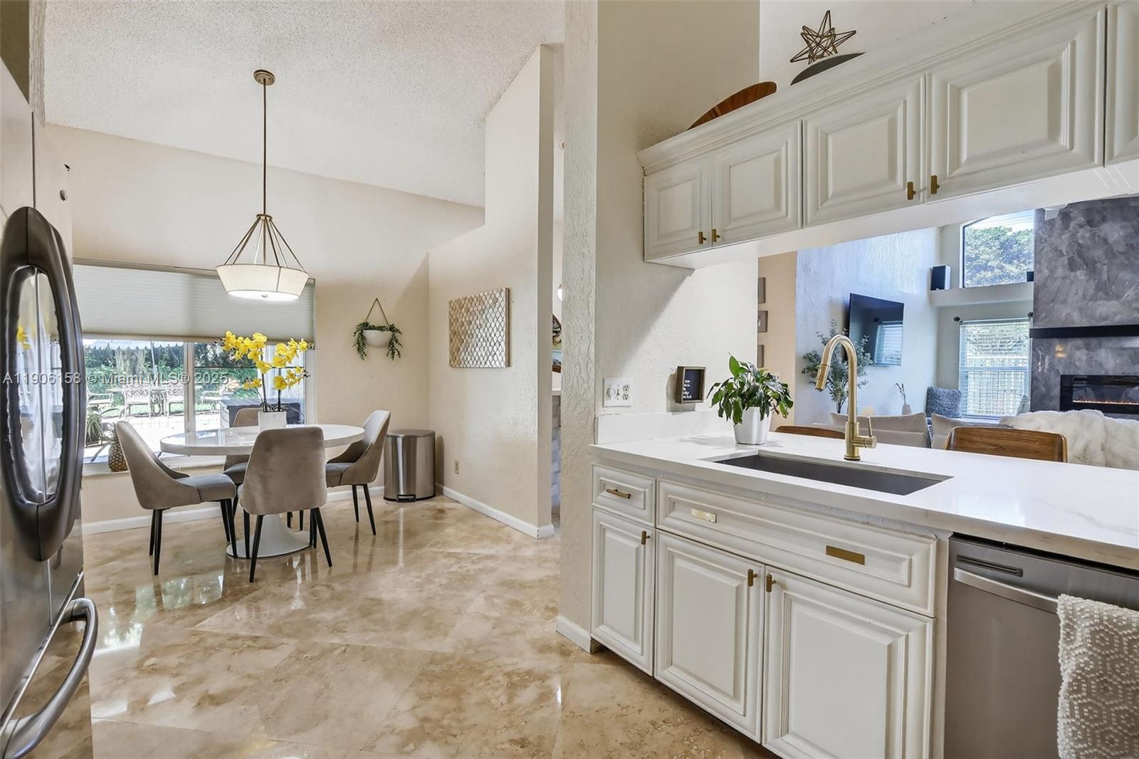 JACARANDA LAKES - Residential