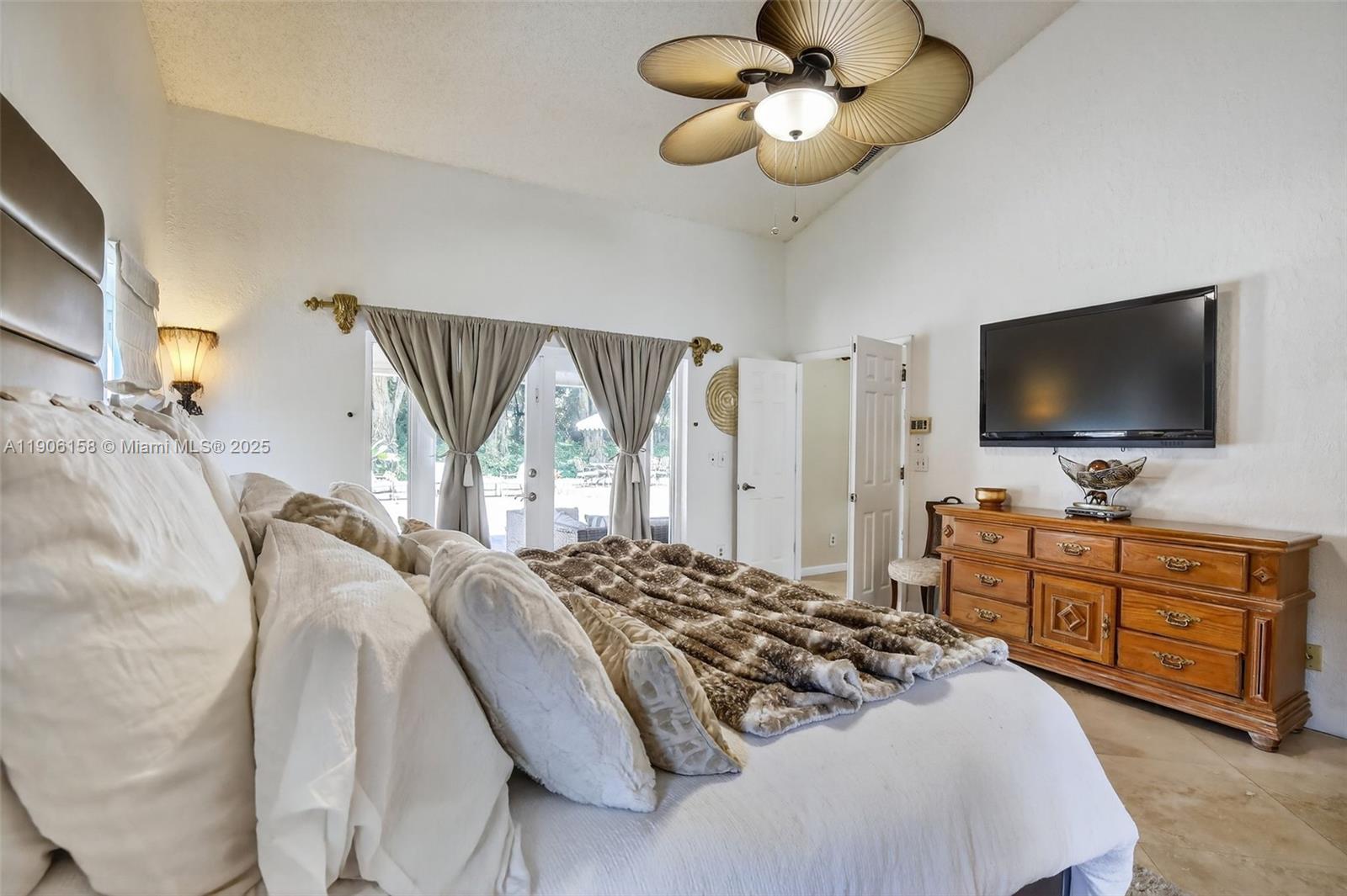 JACARANDA LAKES - Residential