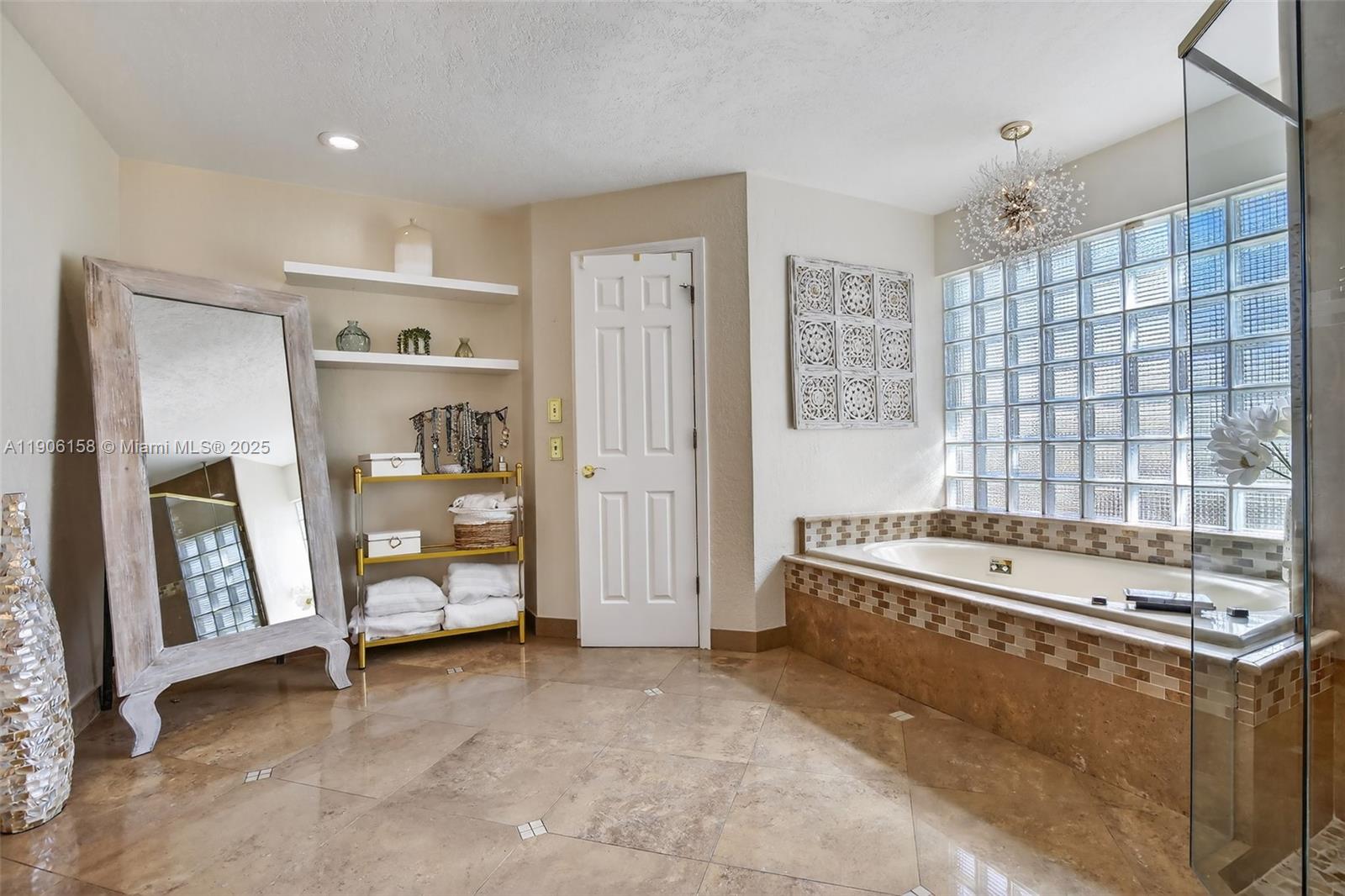 JACARANDA LAKES - Residential